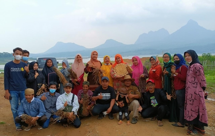 EKRAP Purwakarta Gelar Pelatihan Pemanfaatan Eceng Gondok Jadi Produk Kerajinan