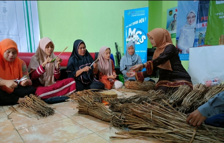 EKRAP Purwakarta Gelar Pelatihan Pemanfaatan Eceng Gondok Jadi Produk Kerajinan