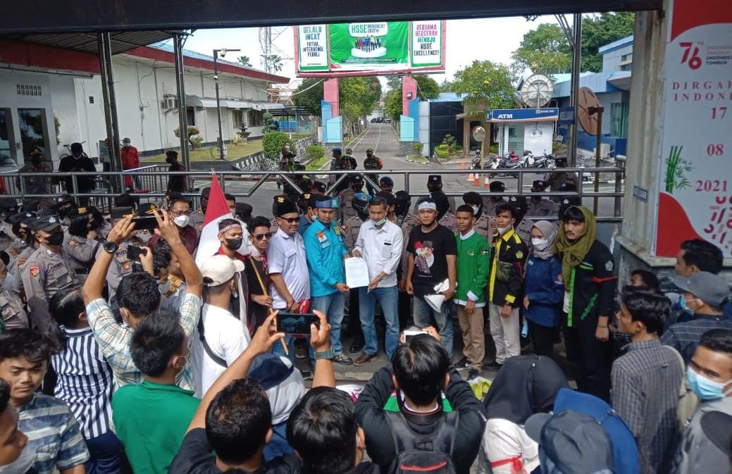 Mengecam Kenaikan BBM