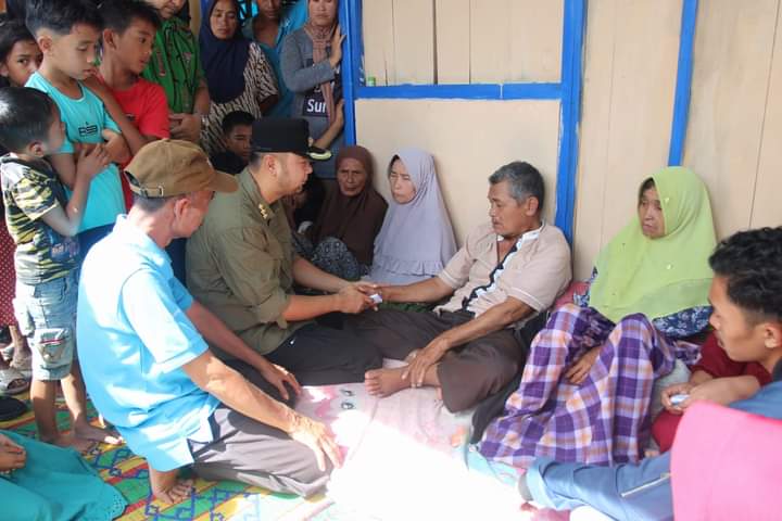 Bupati Benny Dwifa Tinjau Lokasi Sekaligus Menyerahkan Bantuan Kepada Korban Kebakaran di Nagari Bukit Bual