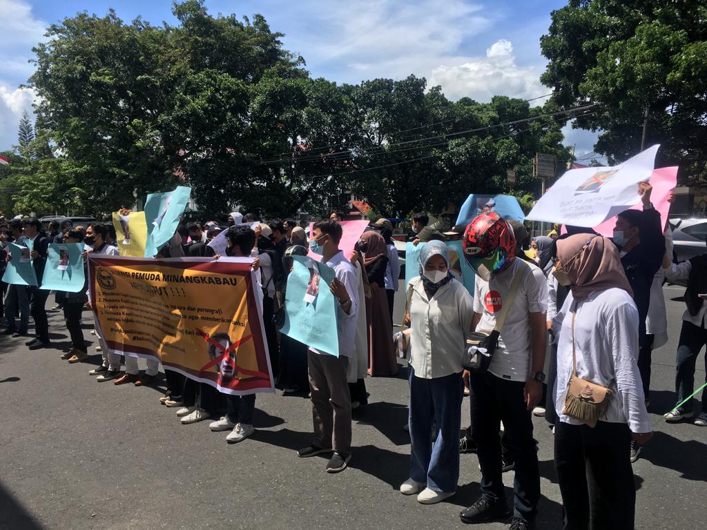 Nikita Mirzani Di Demo Ratusan Massa Dari Aliansi Pemuda Minang Minta Polri Segera Tangkap