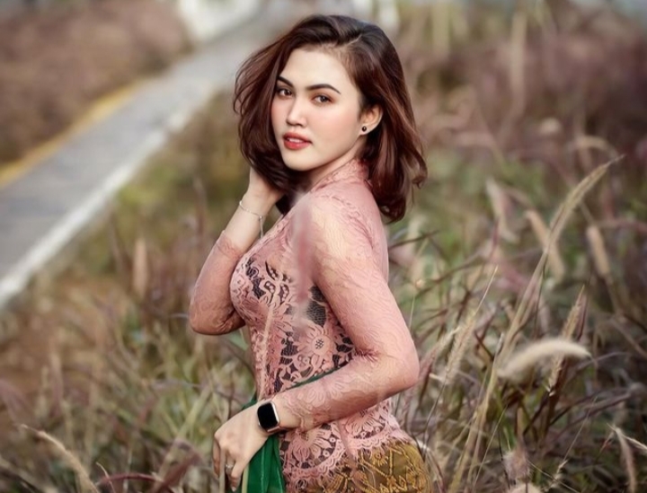 Cantiknya Pramugari Lindya Agustian Pakai Kebaya