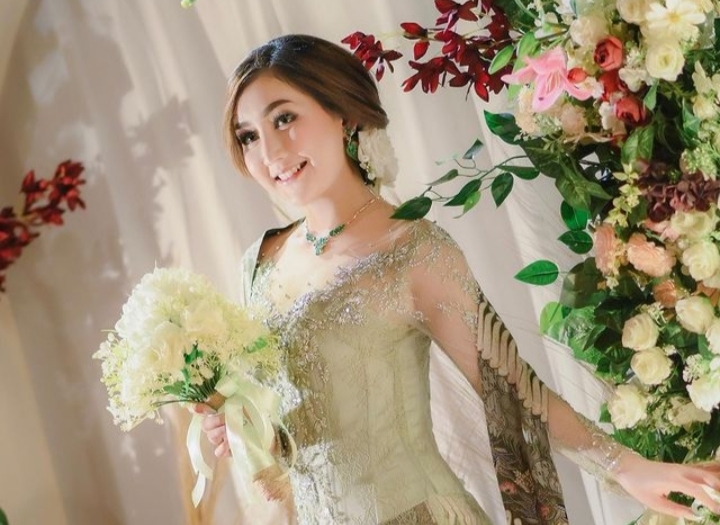 Warganet Puji Pramugari Karina Salulerung Gunakan Kebaya