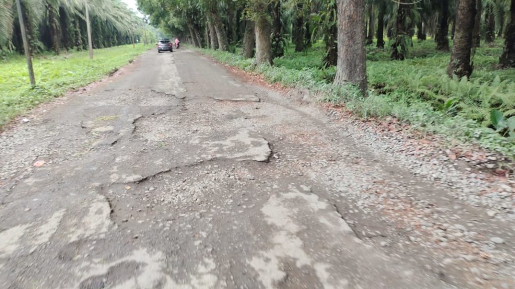Jalan Rusak di Secanggang Langkat
