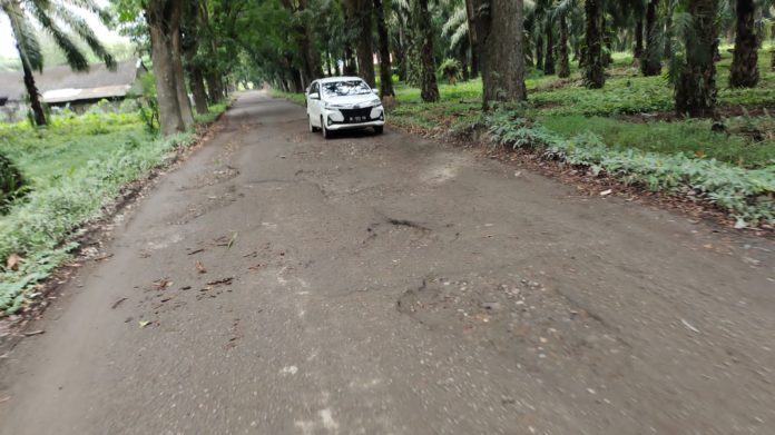 Jalan Rusak di Secanggang Langkat