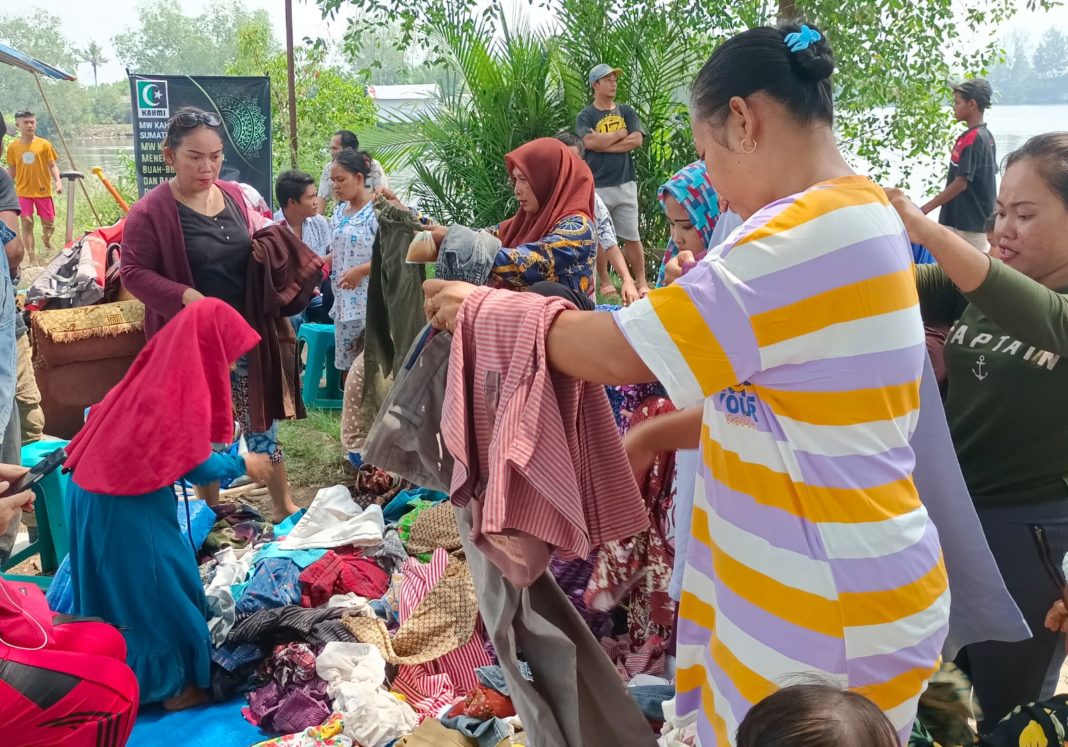 KAHMI Sumut Berbagi Baju Layak Pakai