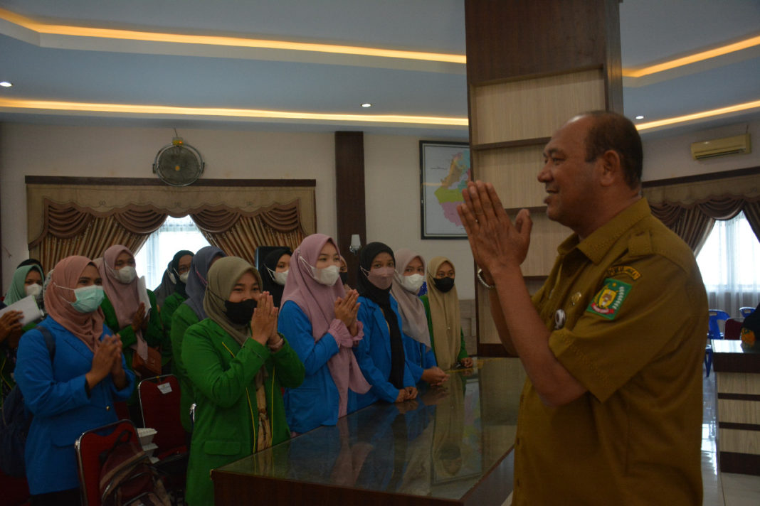 Serahkan Bansos Pelajar dan Mahasiswa, Plt Bupati Langkat Jumlah Bantuan Tidak menjadi Ukuran