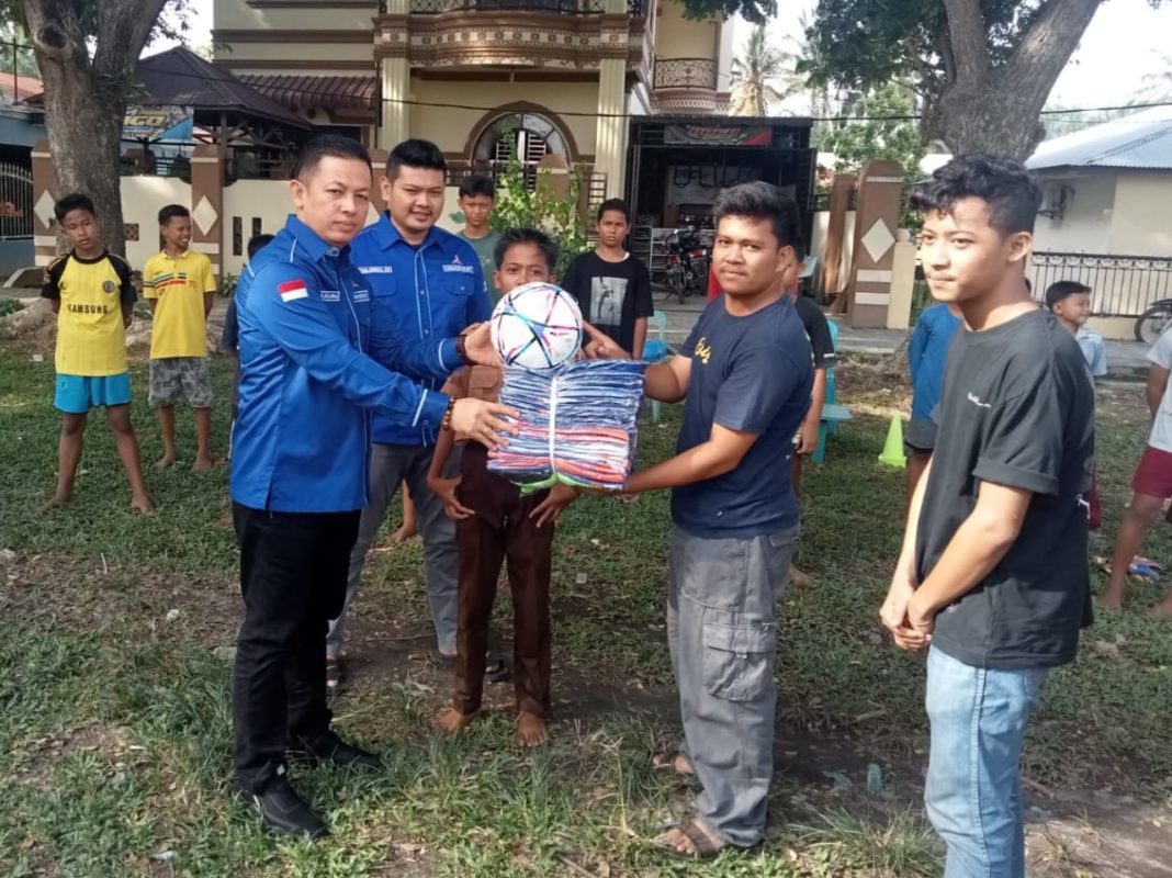 Sehari Jelang Firdaus Cup, Ketua Demokrat Terpilih Yunasril Bagikan Jersey untuk Tim Pitung FC