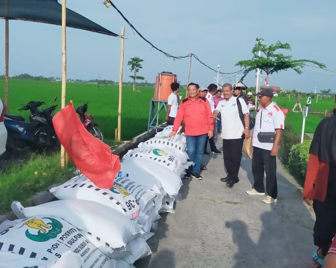 PDIP Bagikan Pupuk di Labuhan Deli