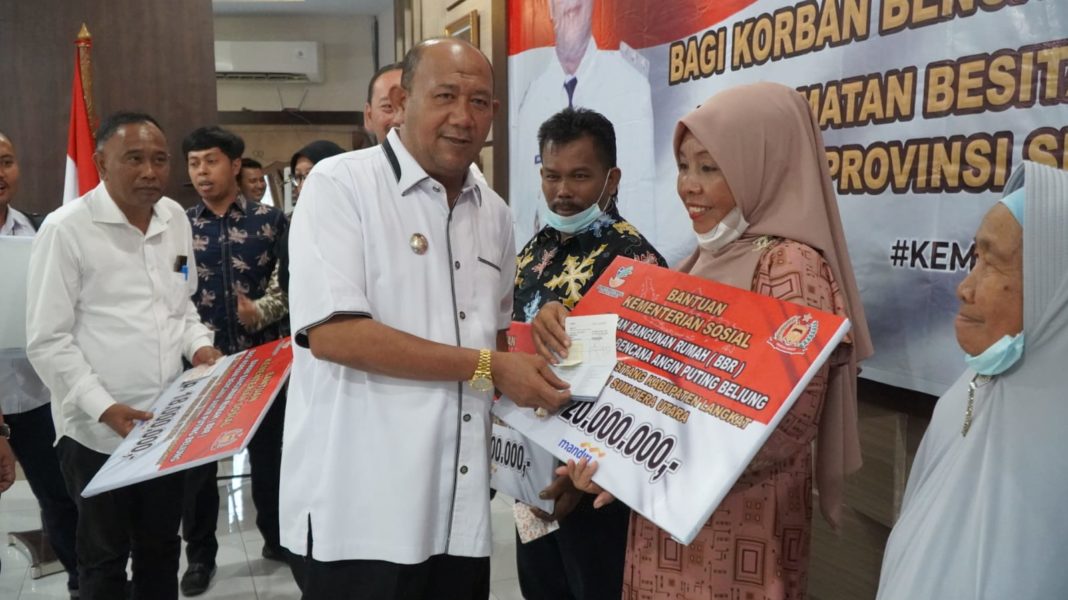 Serahkan Bantuan BBR