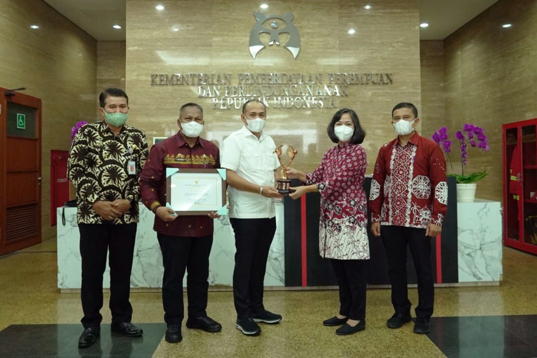 Bupati Zahir Terima Piagam dan Piala Kabupaten Layak Anak Tahun 2022