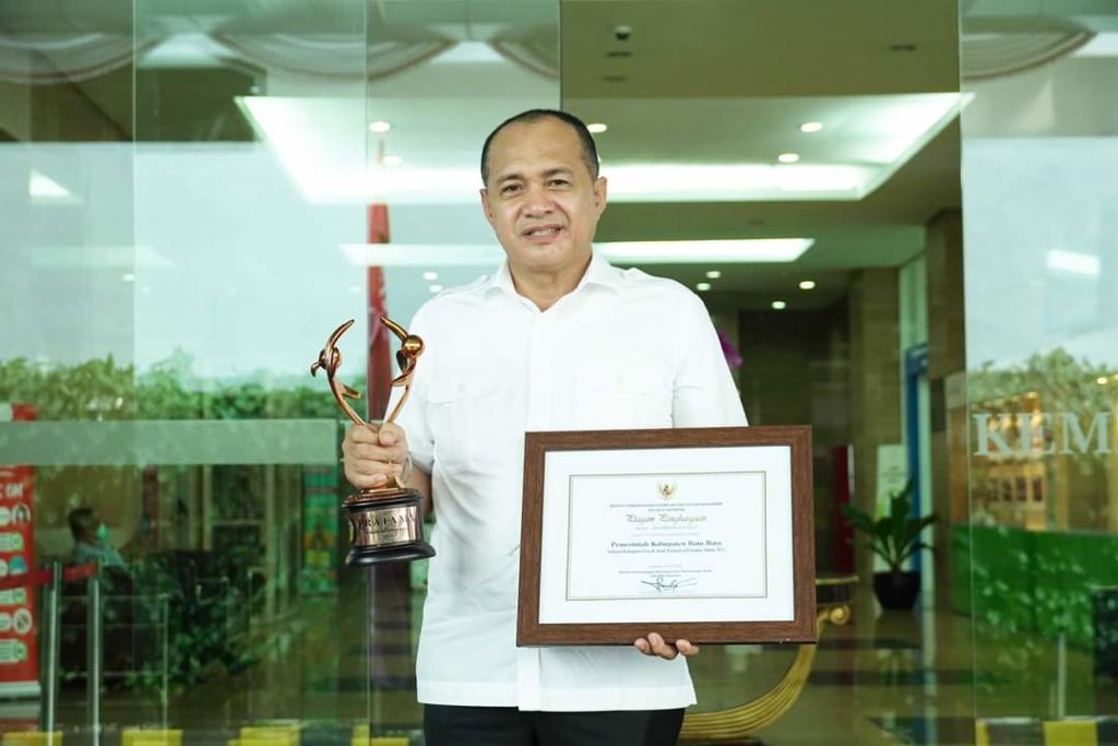 Bupati Zahir Terima Piagam dan Piala