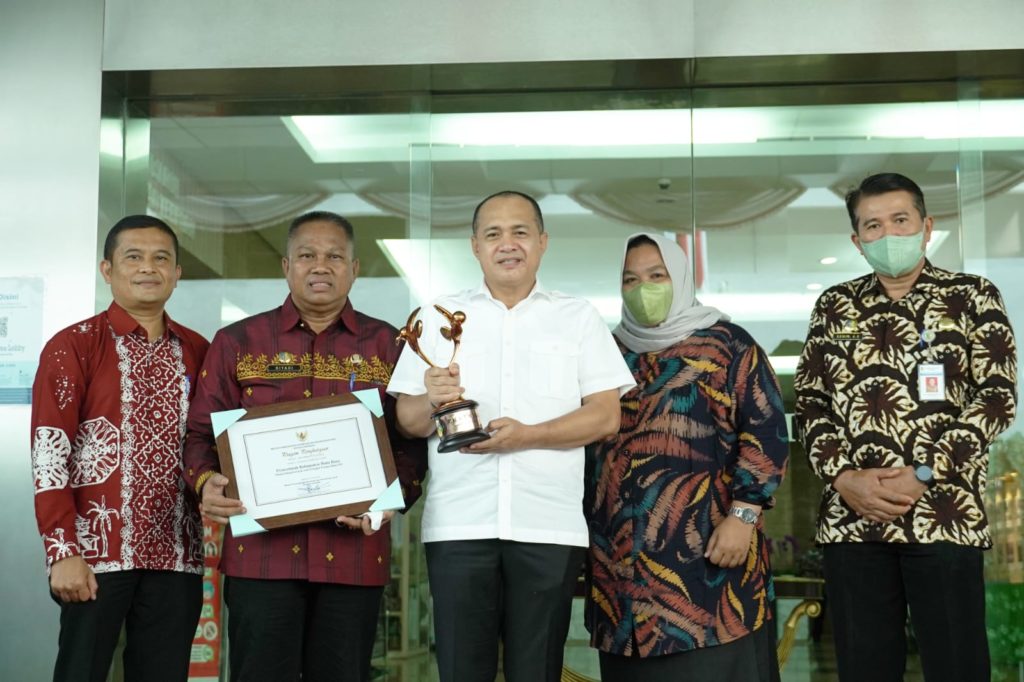 Bupati Zahir Terima Piagam dan Piala Kabupaten Layak Anak Tahun 2022