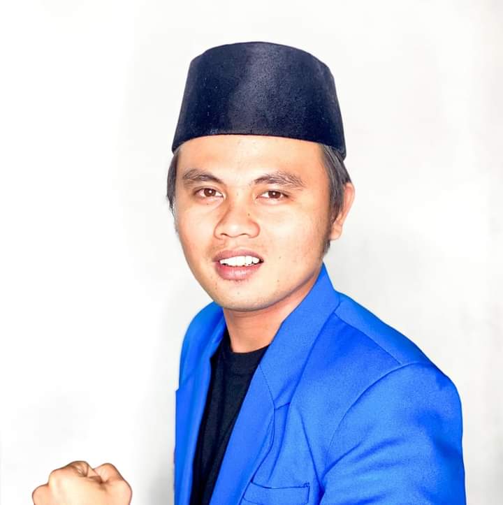 Humas Pemprov Posting Gubernur Makan Kerupuk, Aktivis Sumbar : Sudahi Pencitraan Menjijikkan, Masyarakat Butuh Pembangunan