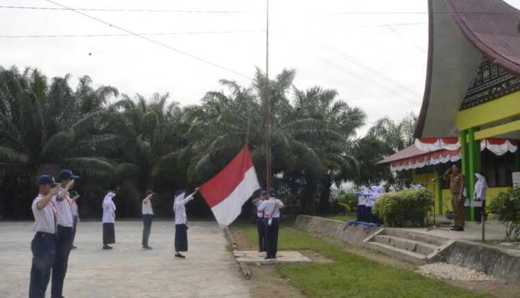 Menjadi Irup di SMPN 16, Kadis Kominfo Sijunjung Berikan Motivasi Pada Siswa