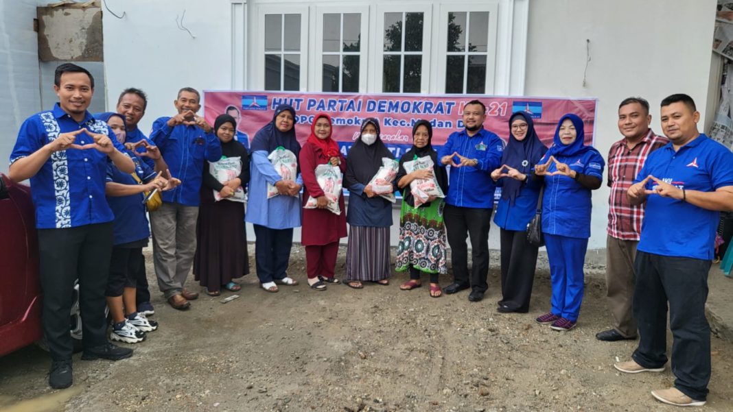 HUT Demokrat ke 21, Wahyu Permana DPC Demokrat Medan Deli Berikan Bantuan Beras Ke Masyarakat