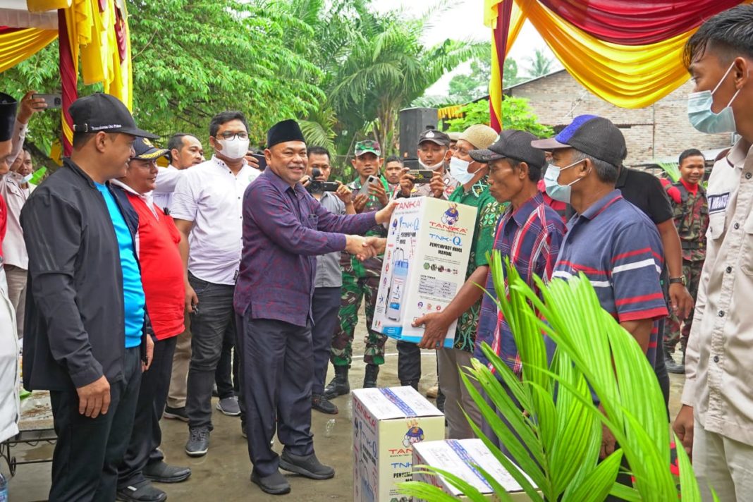 Dukung Penghijauan di Desa Simodong, Bupati Zahir Tanam Bibit Pohon Pinang