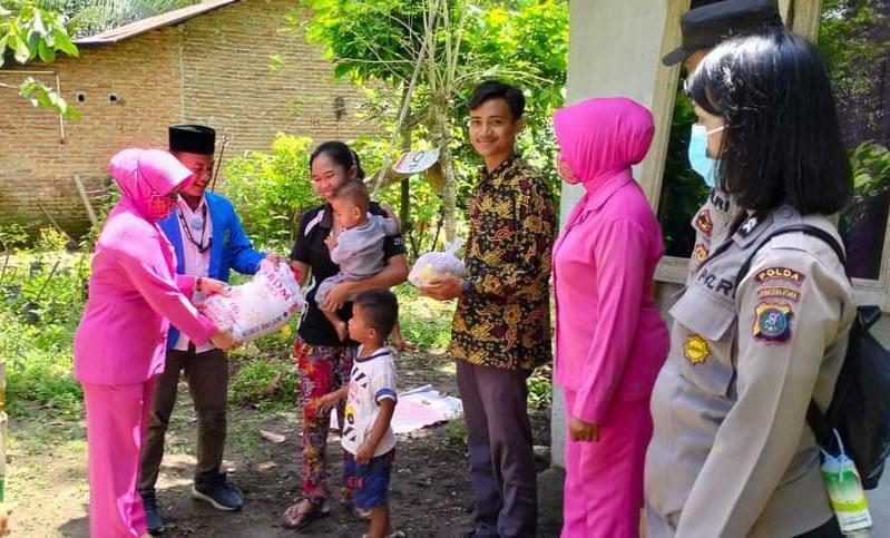 Dampak Kenaikan BBM, Polres Binjai dan Mahasiswa Bagikan Sembako ke Masyarakat