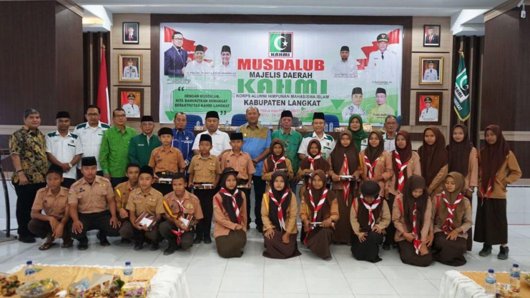 Plt Bupati dan Tim Caretaker KAHMI Langkat Serahkan Santunan kepada Anak Yatim