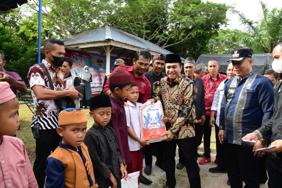 Bupati Zahir dan KTH AMPHIBI Lakukan Penghijauan di Danau Laut Tador
