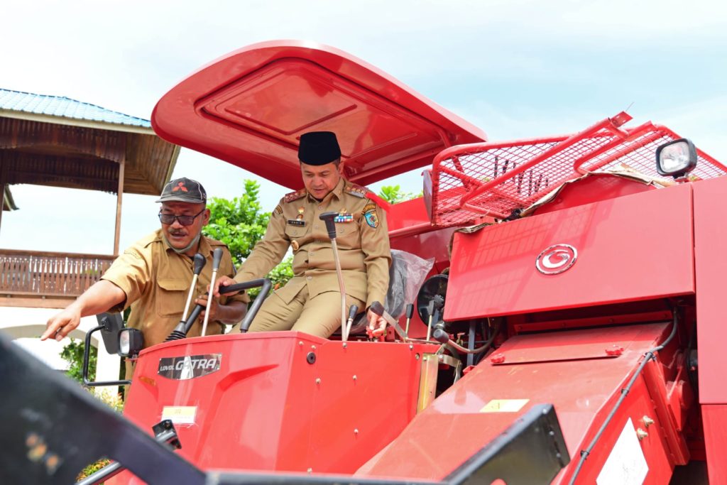 Kelompok Tani di Batu Bara Terima Bantuan Alsintan dari Djarot Saiful Hidayat (2)