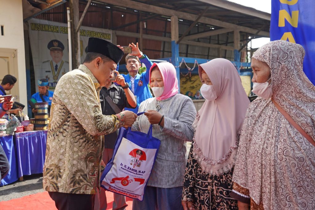 HUT Karang Taruna, Bupati Zahir Berikan Bansos