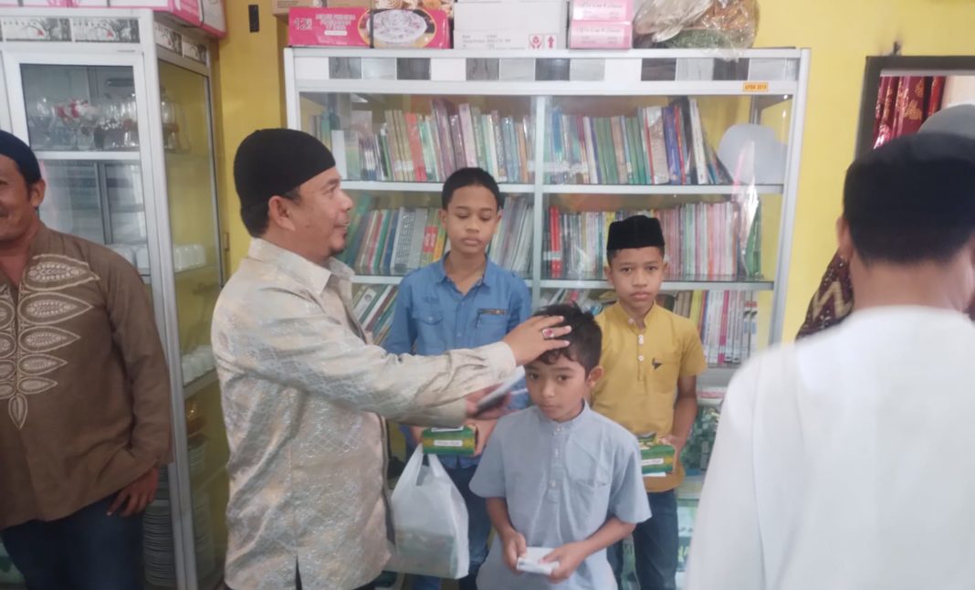 Geuchik Peukan Langsa Santuni Anak Yatim