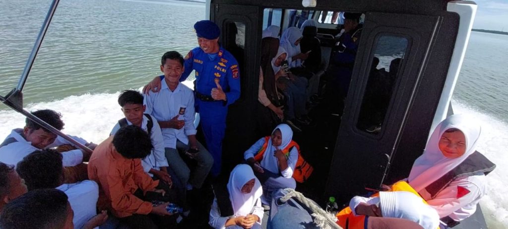 Polres Langkat Antar Pelajar Naik Speed Boat