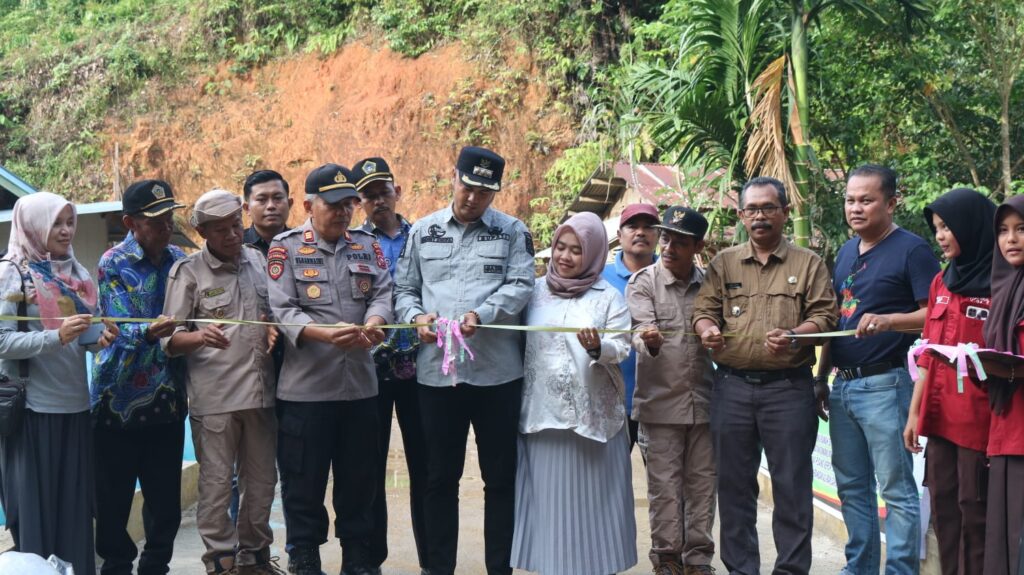 Bupati Benny Dwifa