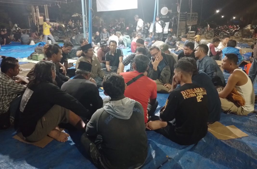 Masyarakat Aek Kuo Labura Berkemah Depan PKS PT Smart Tbk