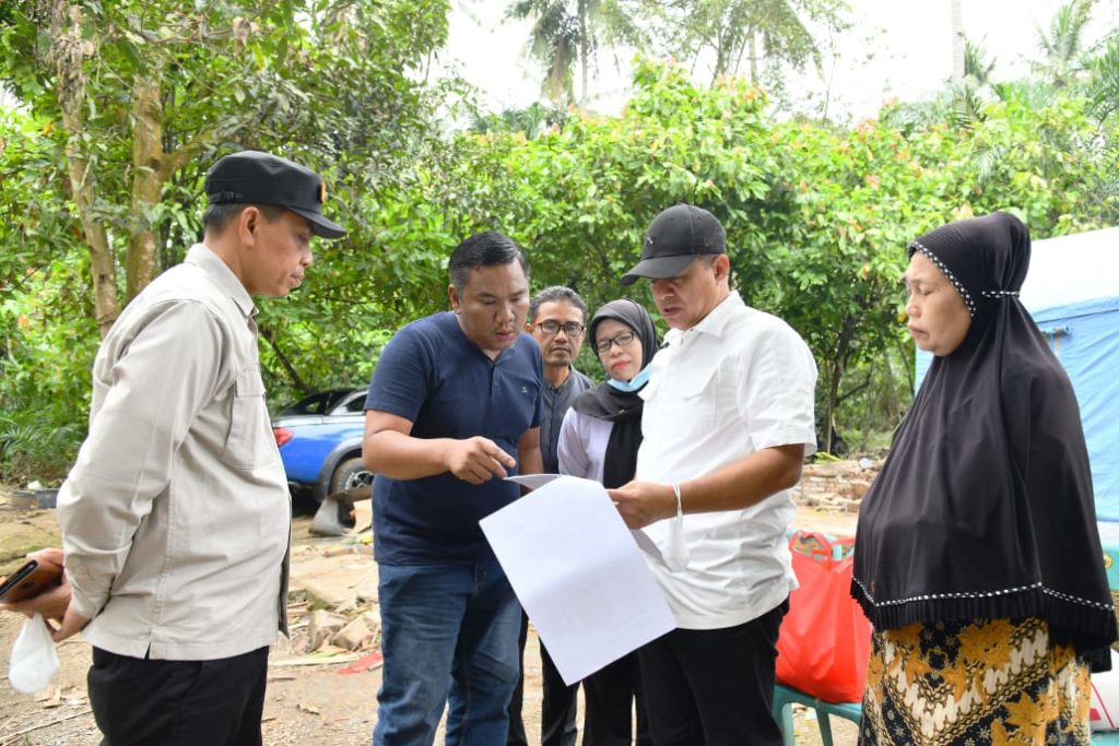 Rumah Warga Roboh Tertimpa Pohon