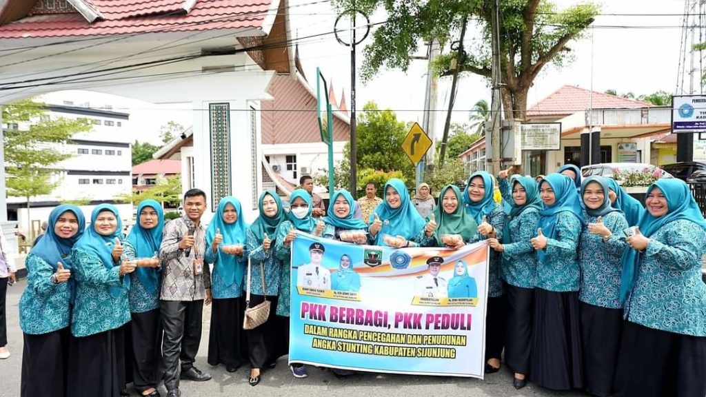 TP PKK Sijunjung Bagi-Bagi Sembako