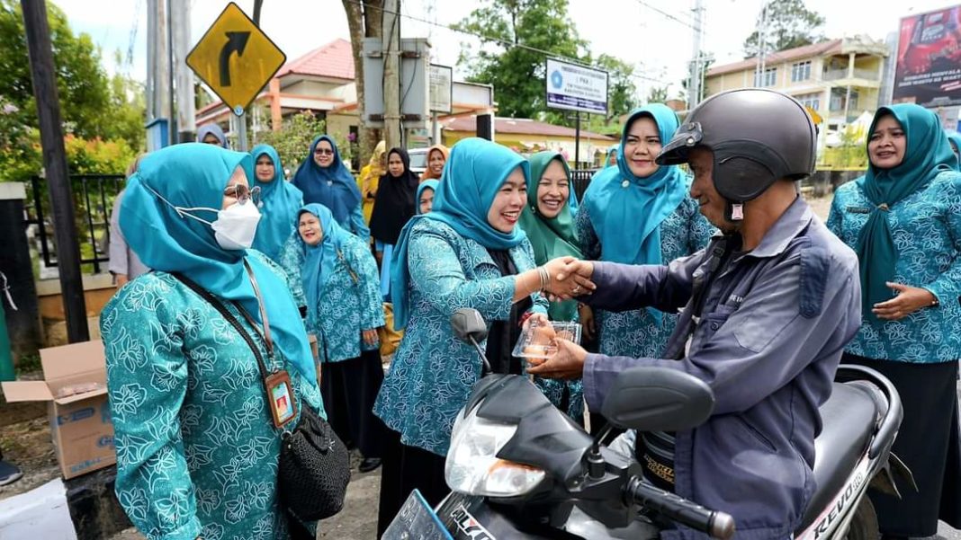 TP PKK Sijunjung Bagi-Bagi Sembako