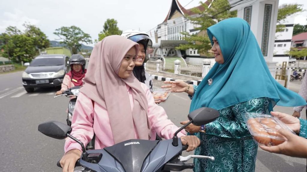 TP PKK Sijunjung Bagi-Bagi Sembako