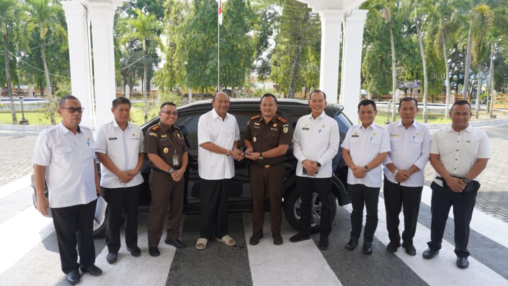 Plt Bupati Langkat Serahkan Satu Unit Mobil Operasional untuk Kacabjari Pangkalan Brandan