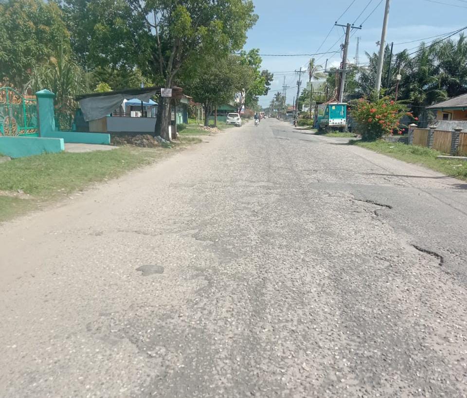 Jalan Provinsi di Teluk Aru Rusak