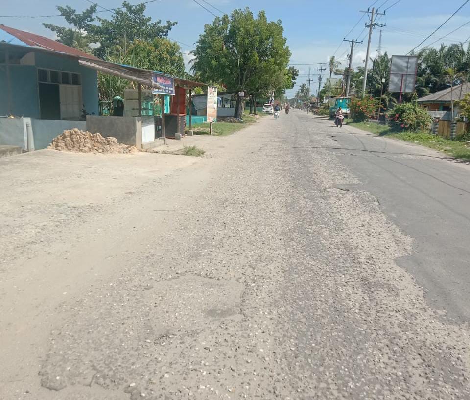 Jalan Provinsi di Teluk Aru Rusak