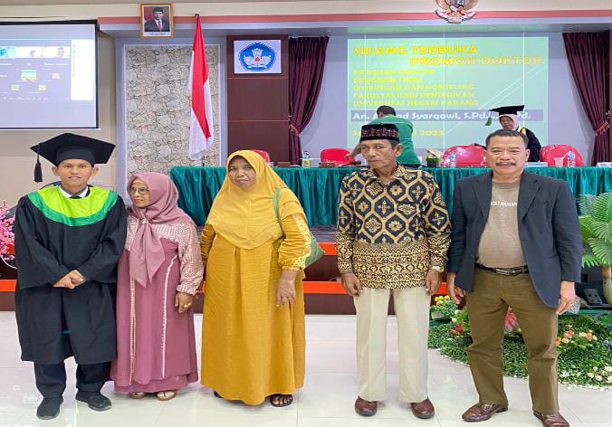 Raih Gelar Doktor di Usia 33 Tahun