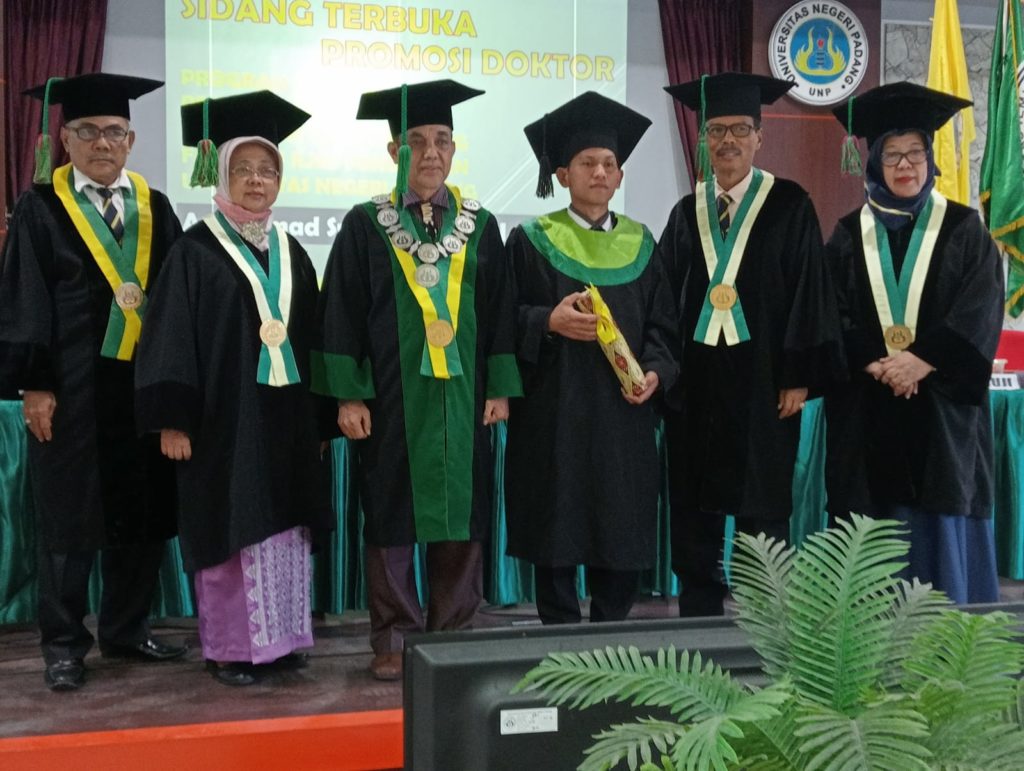 Usia 33 Tahun Raih Gelar Doktor