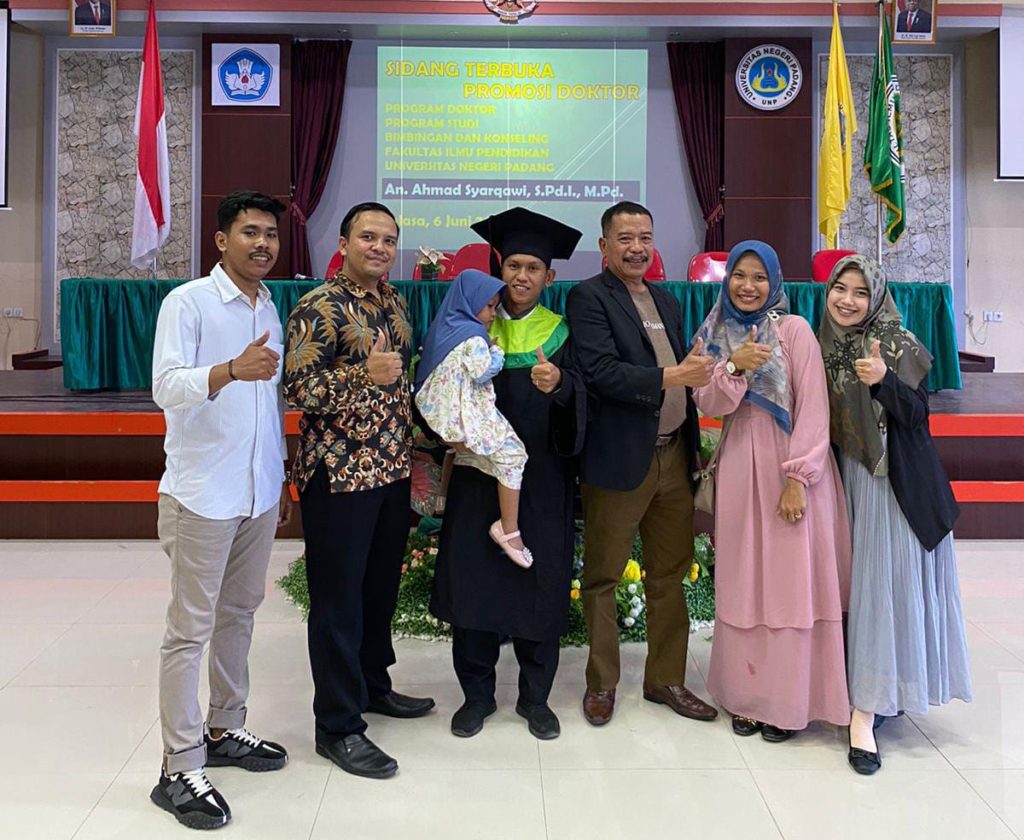 Usia 33 Tahun Raih Gelar Doktor