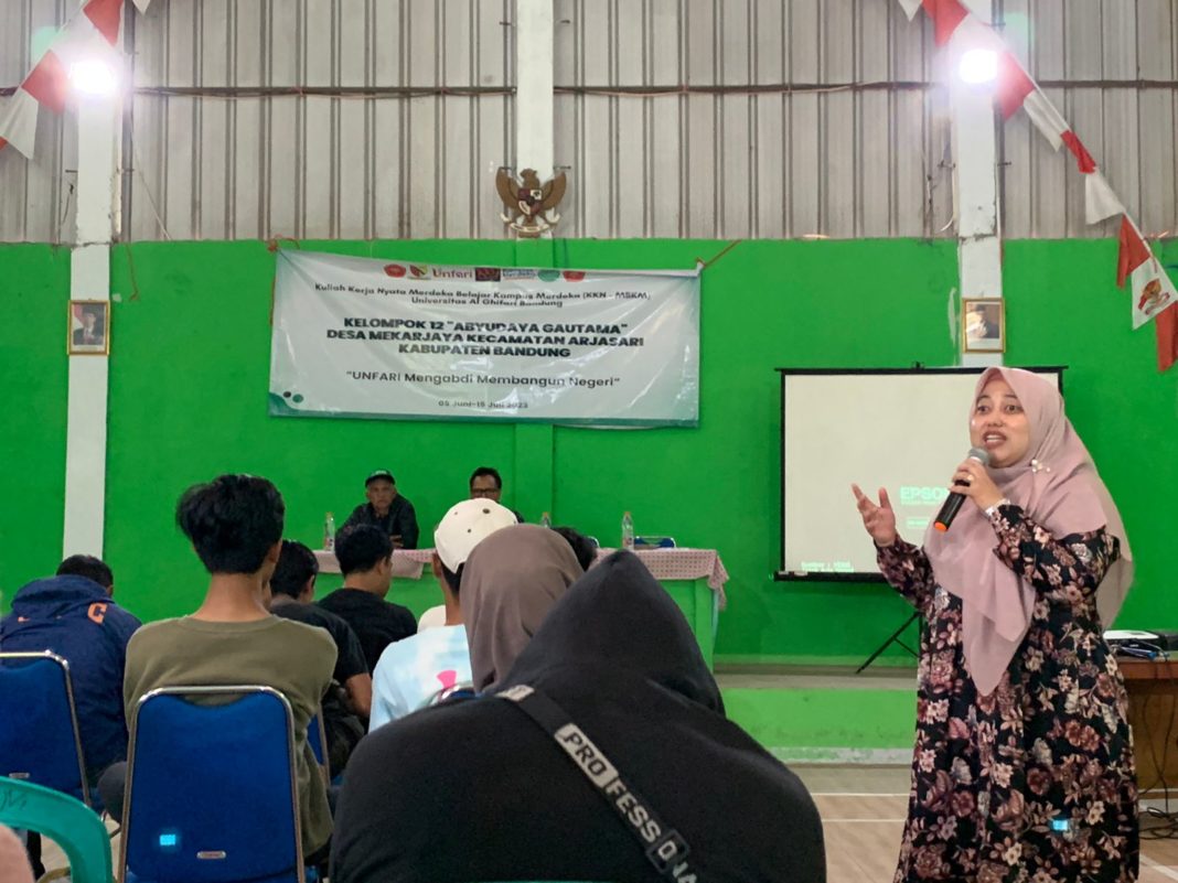 Dekan Fisip Universitas Al- Ghifari Dr. Dina Dorong
