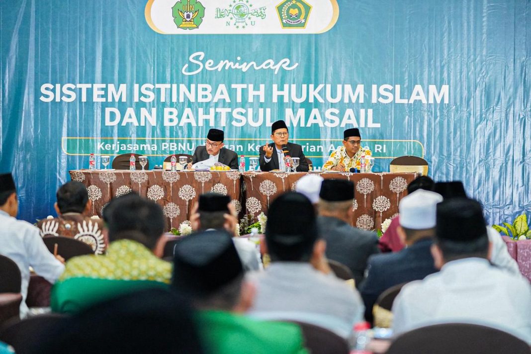 KH Muhamad Cholil Nafis sedang memimpin forum. Kredit foto an Suwitno/LTN PBNU