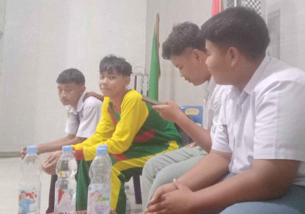 Siswa yang sedang bercanda dengan kepala MTsN