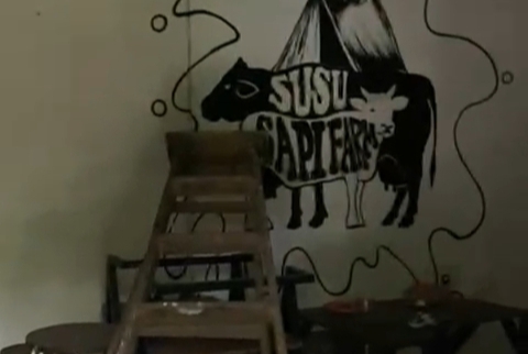 Kondisi kios pedagang susu murni yang diduga dibobol maling. (Foto: Tangkapan layar)