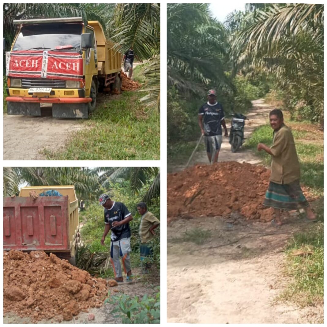 Perbaiki jalan Timbun jalan berubang