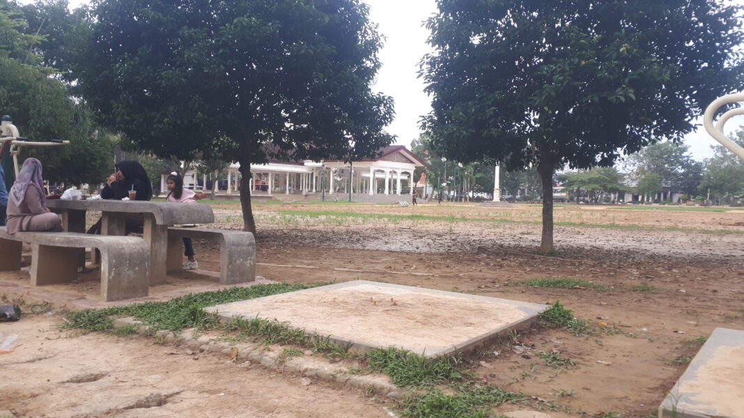 Lumpur betah Tinggal di Lapangan Merdeka Langsa.