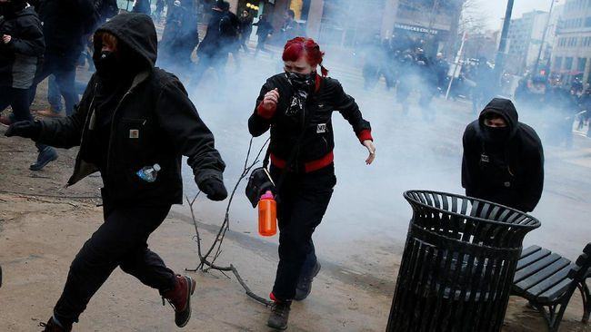 Reuters/ Pendemo dan polisi bentrok saat pelantikan Trump