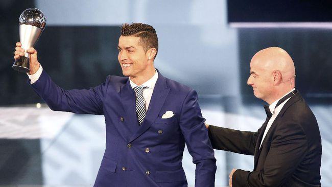 Reuters/Ronaldo Terima Penghargaan Pemaint Terbaik FIFA 2016