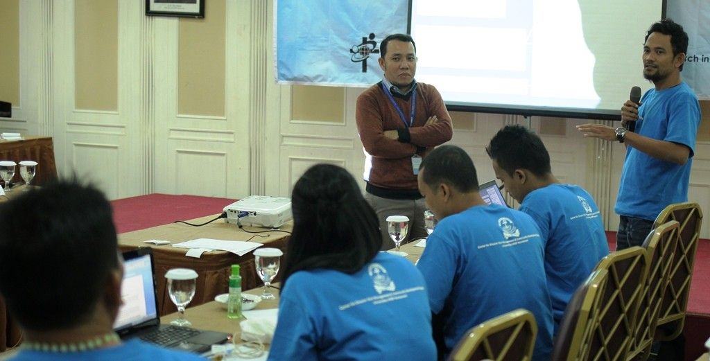 Salah seorang fasilitator CDRM&CDS menceritakan perubahan positif yang dialami kelompok masyarakat dampingannya di Kepulauan Mentawai, Sumatera Barat. CDRM&CDS menggelar pelatihan penulisan best practices untuk mendokumentasikan program.
