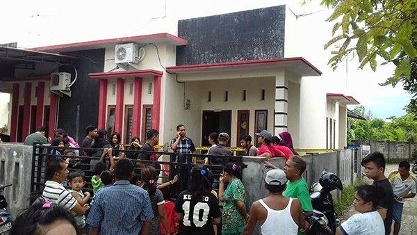 Kapolsek Delitua Kompor Wira Prayatna beserta anggota saat melalukan olah tempat kejadian perkara (TKP)